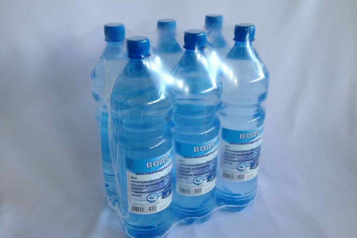 Классы дистиллированной воды. Дистиллированная вода для питья. Дистиллированная вода в аптеке. Бутылка для дистиллированной воды. Дистиллированная вода для аккумулятора.