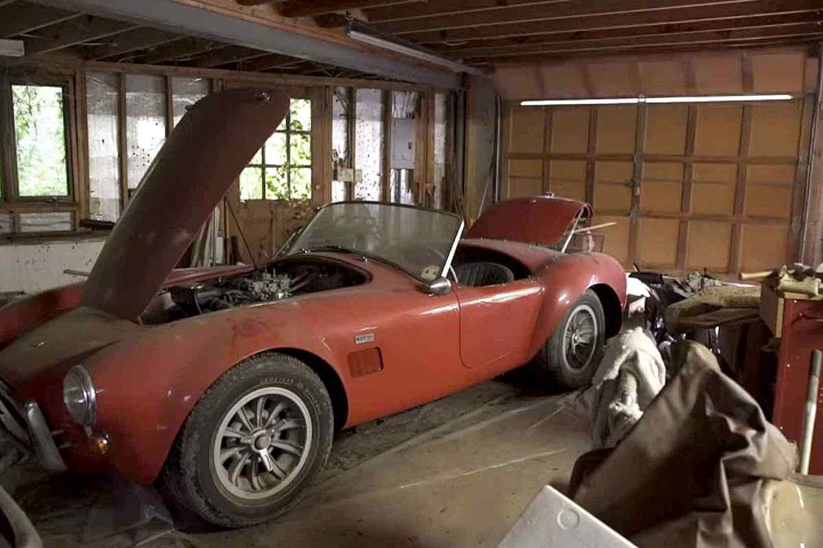 Знахідка на 4 млн. дол: американець виявив раритетні машини в гаражі, ворота якого не відкривалися 30 років