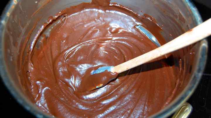 Як зробити шоколадно-ванільні тістечка зі згущеним молоком
