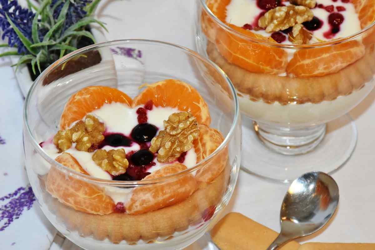 Як приготувати смачний десерт з йогуртом, мюслі і свіжими фруктами