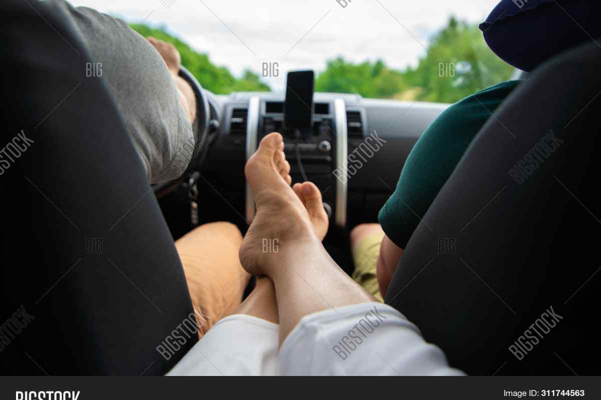 Чому пасажиру не можна класти ноги на приладову панель автомобіля