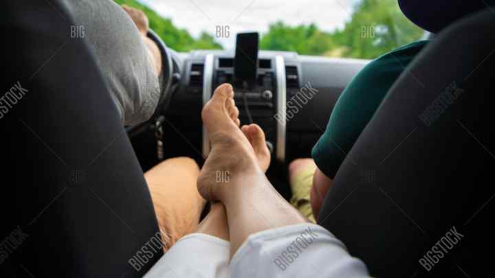 Чому пасажиру не можна класти ноги на приладову панель автомобіля