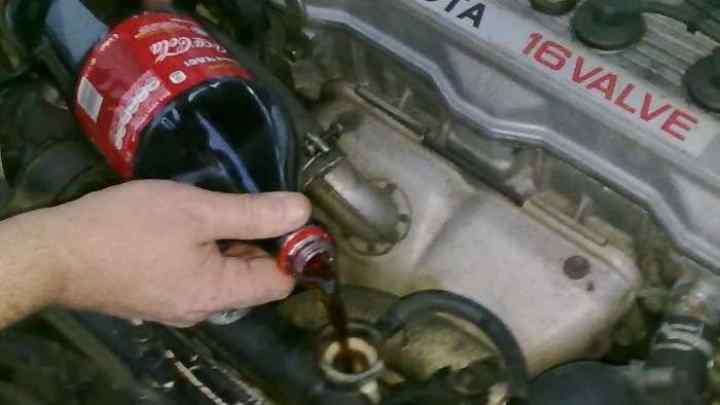 Секрет від водіїв з великим стажем: Навіщо в двигун потрібно заливати Coca-Cola