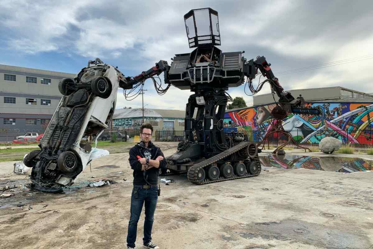 У Південній Кореї побудували 4-метровий бойовий робот, який вже вміє ходити