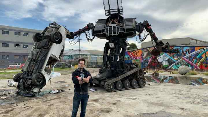 У Південній Кореї побудували 4-метровий бойовий робот, який вже вміє ходити