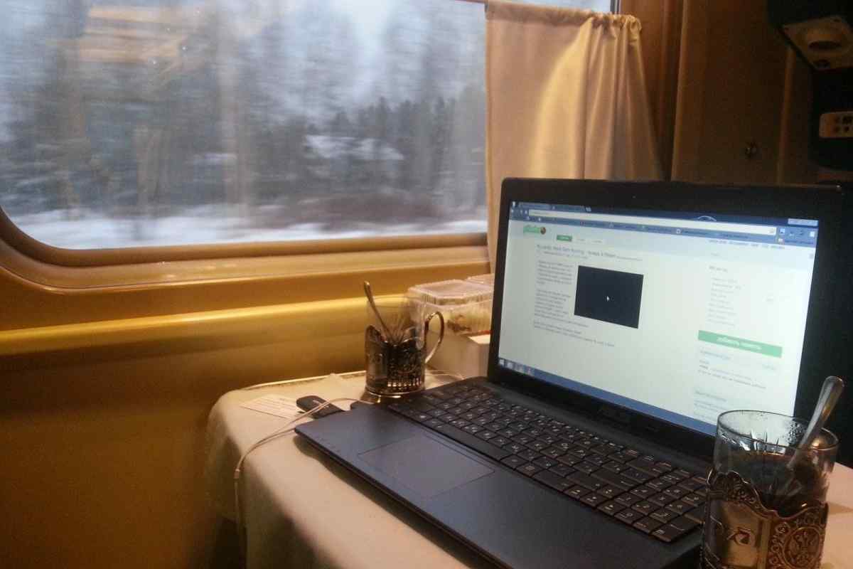 Як зарядити ноутбук у поїзді