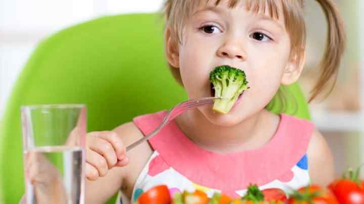 Як привчити дитину їсти овочеві страви