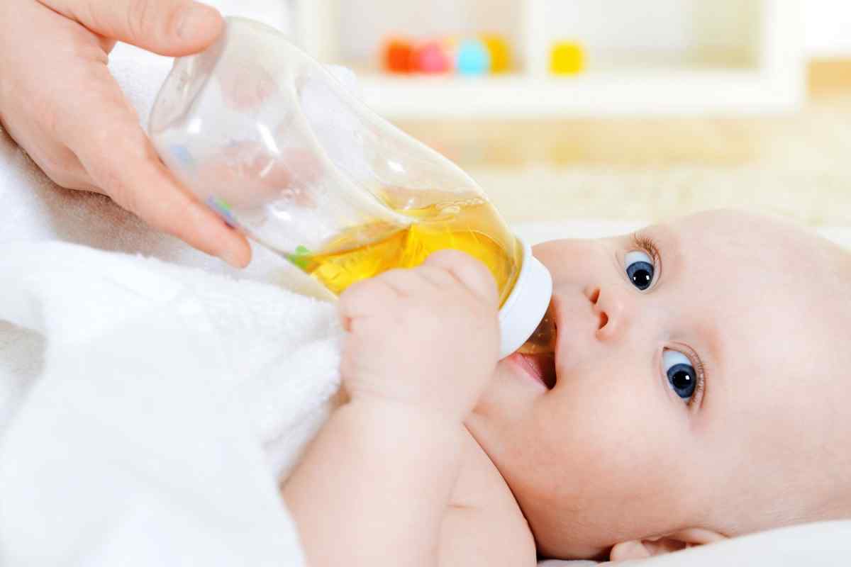 Соки дают ребенку грудного возраста. Сок для новорожденных. Детские соки грудному ребенку. Грудничок икает. Когда ребёнку новорожденному можно сок.
