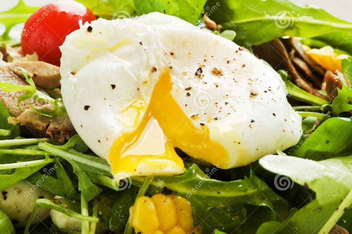 Салат з яйцями-пашот і куркою