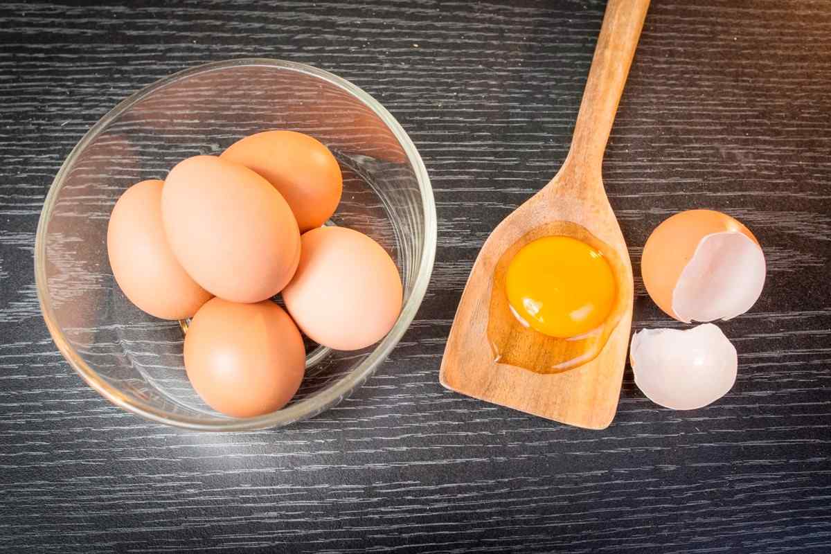 Як правильно розбивати сирі яйця