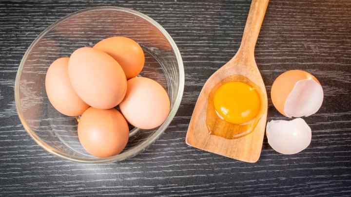 Як правильно розбивати сирі яйця