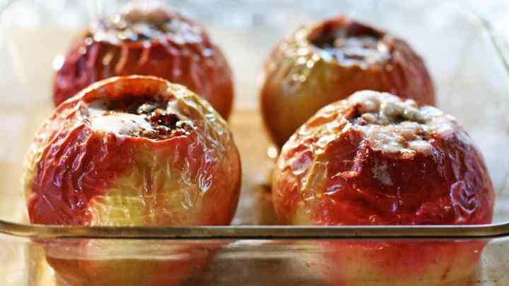 Як запекти яблука в духовці