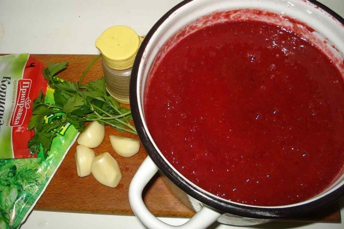 Як приготувати домашній соус зі злив на зиму