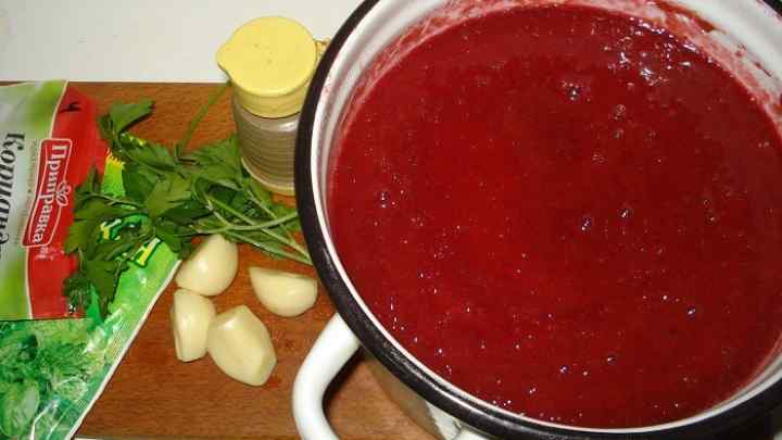Як приготувати домашній соус зі злив на зиму