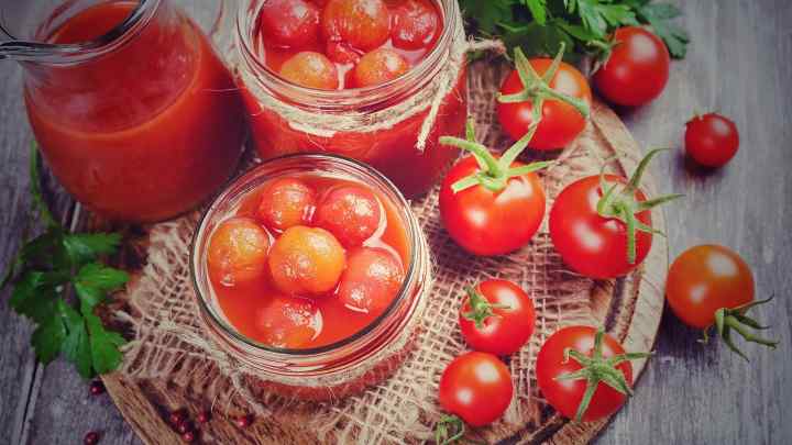 Як консервувати помідори у власному соку