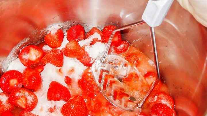 Протерта полуниця з цукром: рецепт без варіння