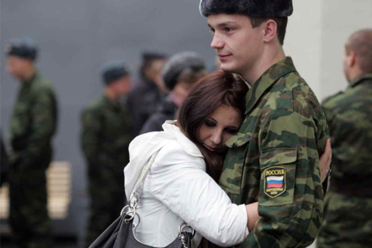 За солдатами ухаживают. Девушки военные. Российский солдат с девушкой. Встреча военных. Армия.