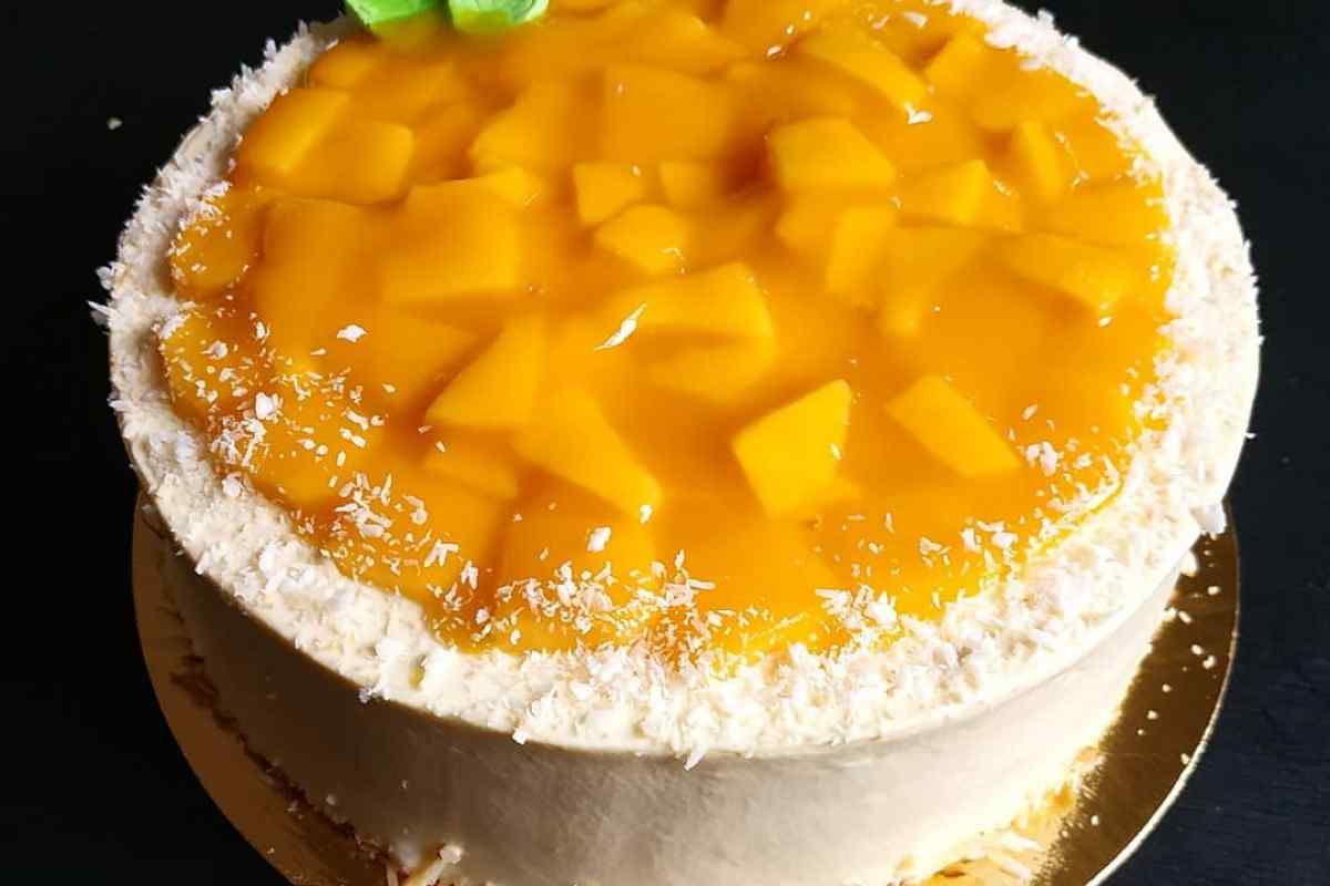 Желейний торт з манго і полуницею