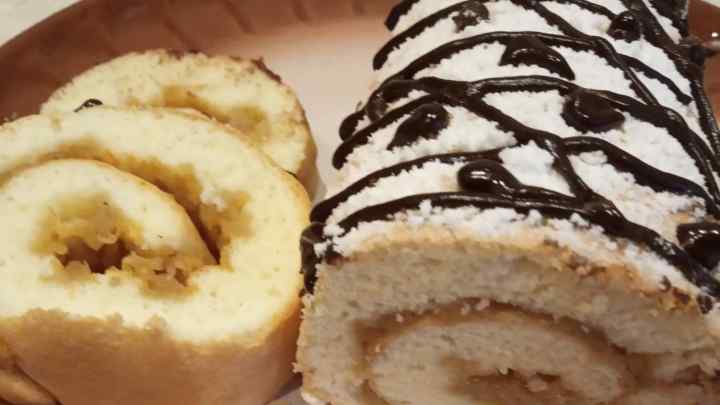 Рецепт пісного сирого десерту: рулет з чорносливом