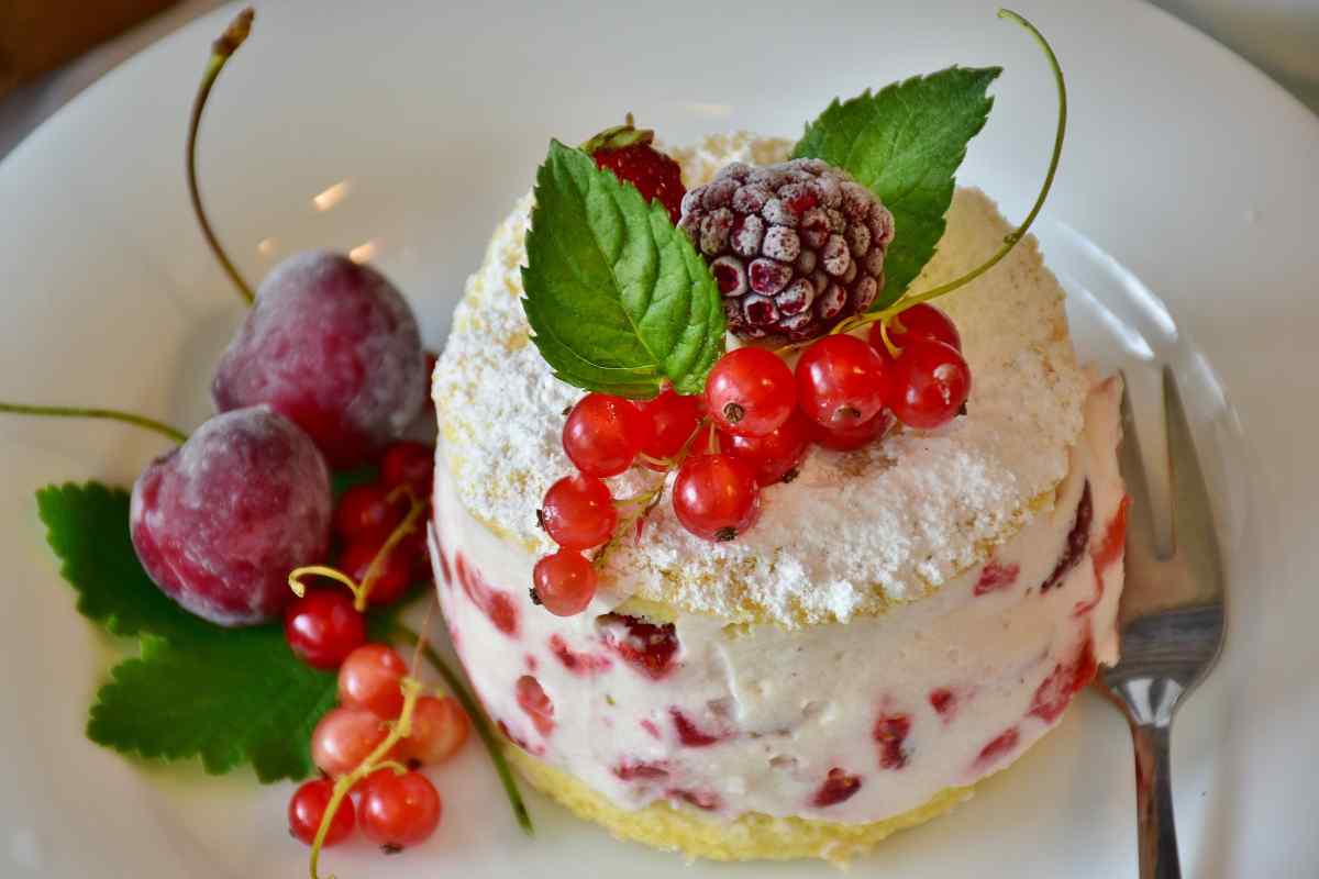 Десерт із запечених грінок з ягодами