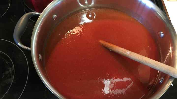 Як приготувати гострий кетчуп з помідорів і злив на зиму: найкращий рецепт
