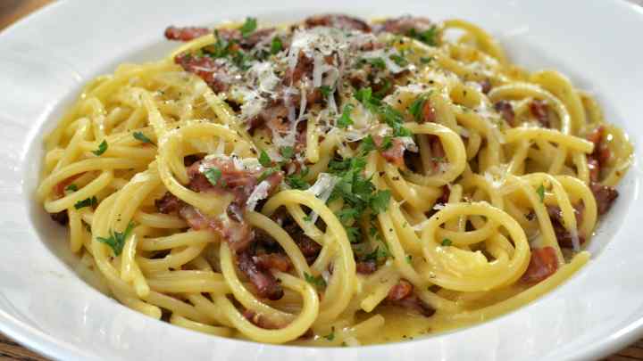 Як готувати спагеті карбонару: простий рецепт