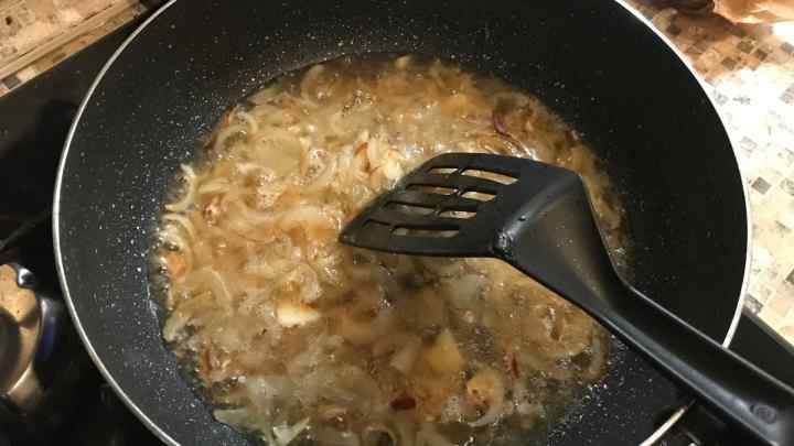 Як загасити картоплю з куркою в мультиварку: готуємо ситну вечерю за півгодини