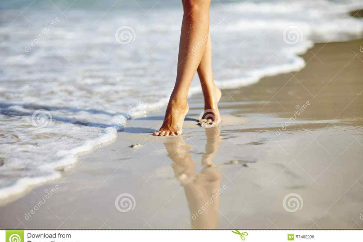 Девушка босиком по песку