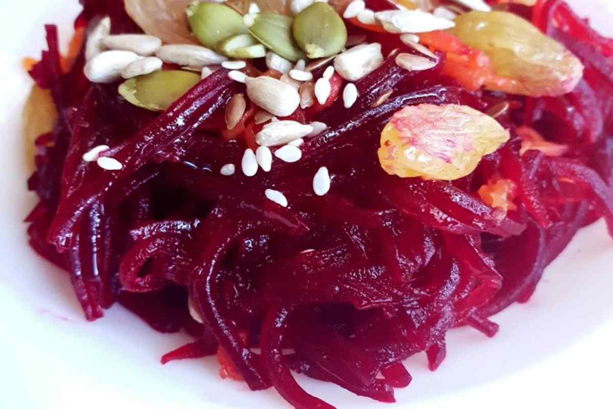 Рисовий салат з родзинками і червоним цикорієм