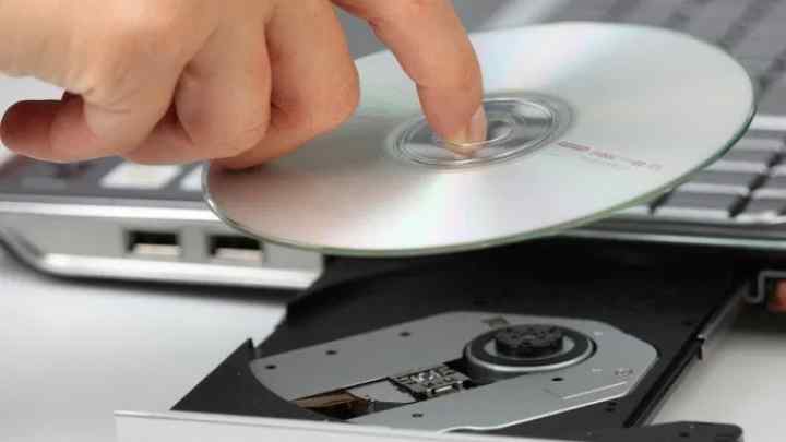 Як вставляти диск у дисковод