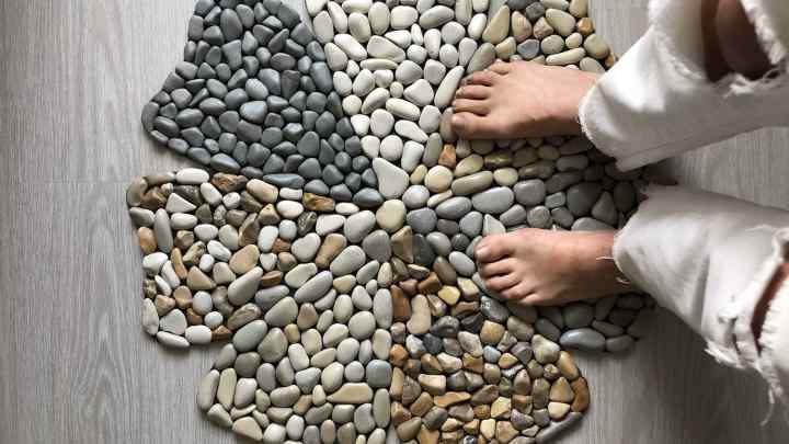 Як приклеїти каміння на стіну