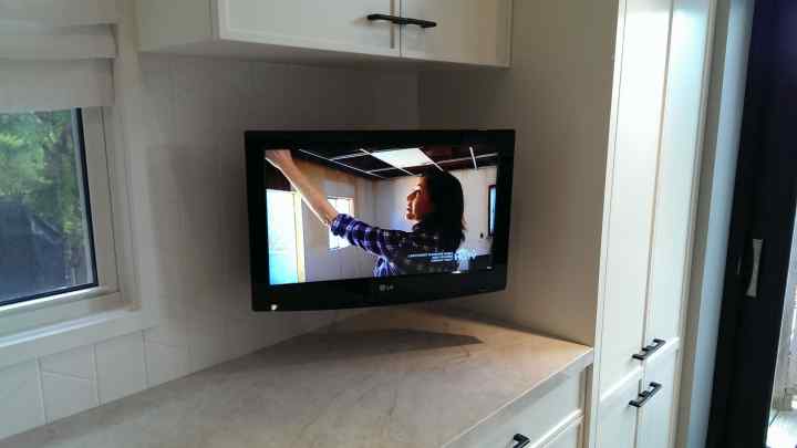 Як вбудувати телевізор на кухні