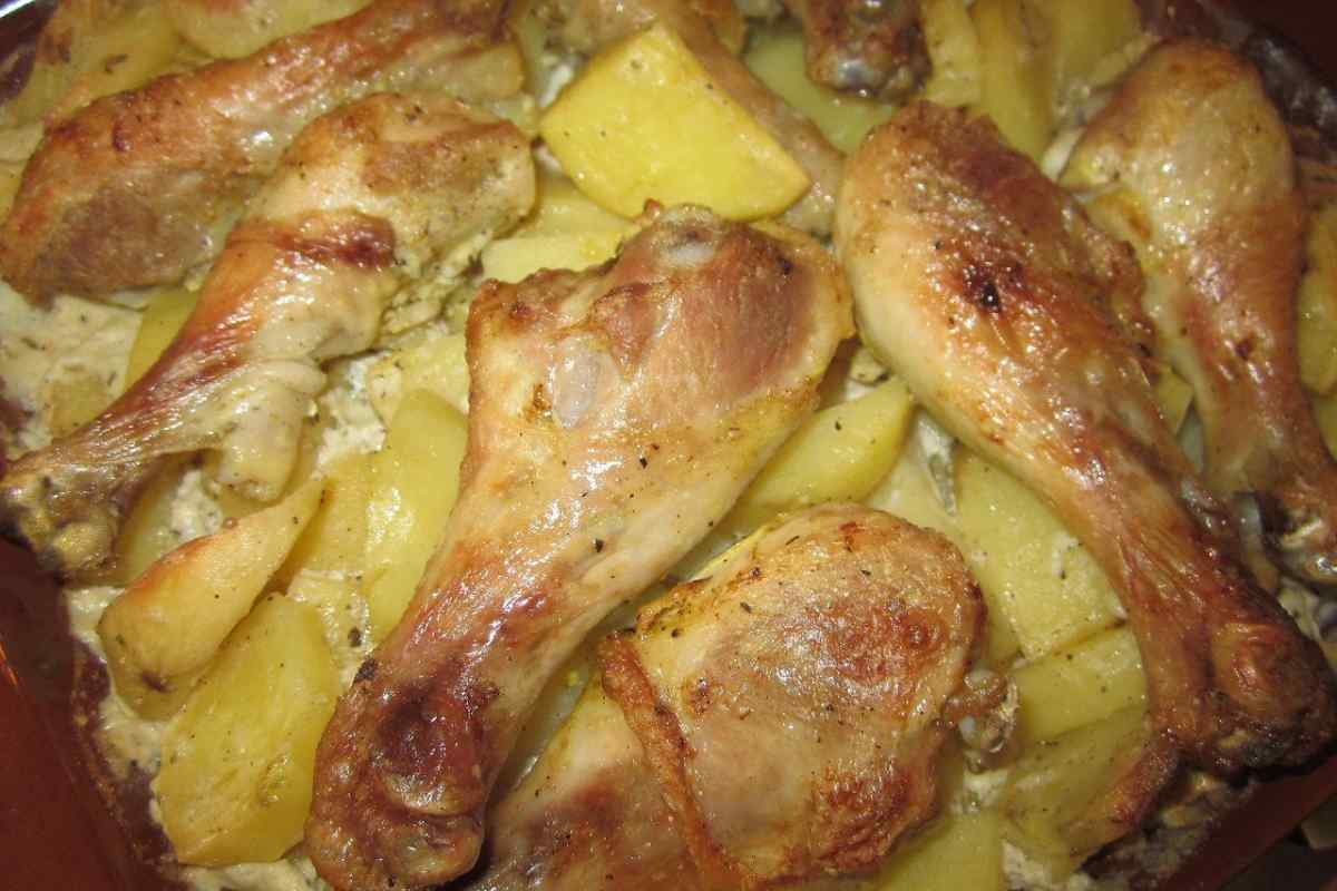 Як запекти курку з молодою картоплею в духовці