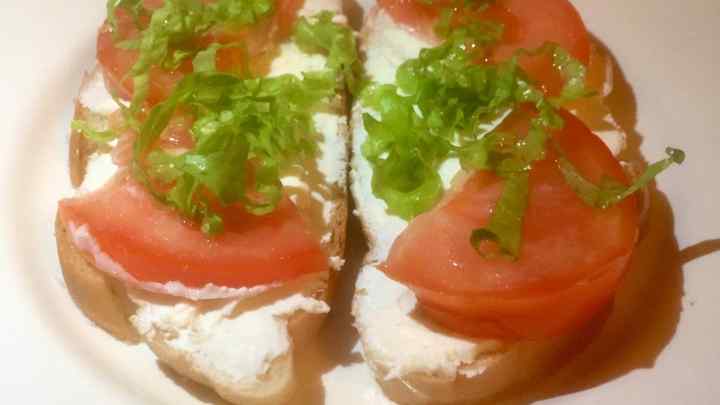 Як зробити бутерброди з сиром Філадельфія і помідорами черрі
