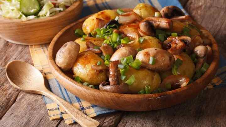 Як приготувати пісні картоплю-грибні зразки