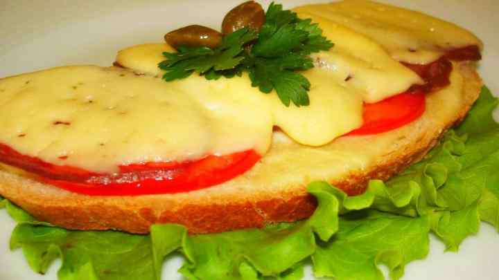 Гарячі бутерброди з ковбасою і сиром