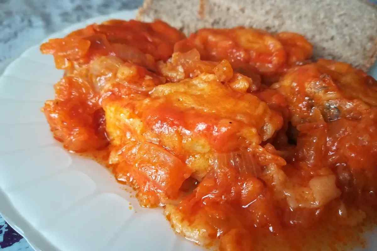 Риба з картоплею в томатному соусі