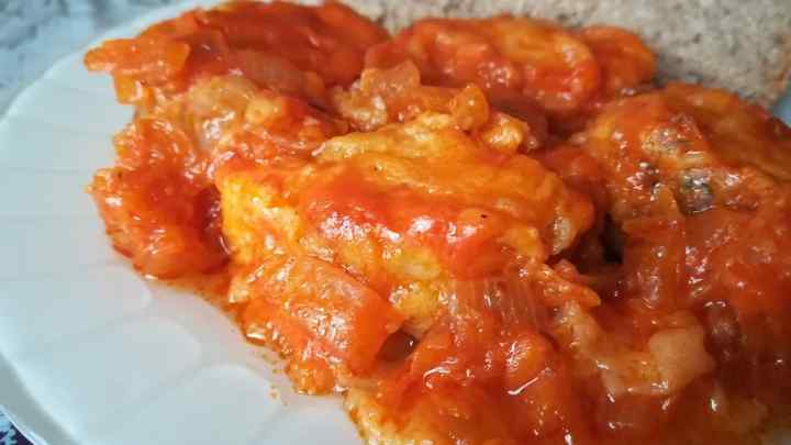 Риба з картоплею в томатному соусі
