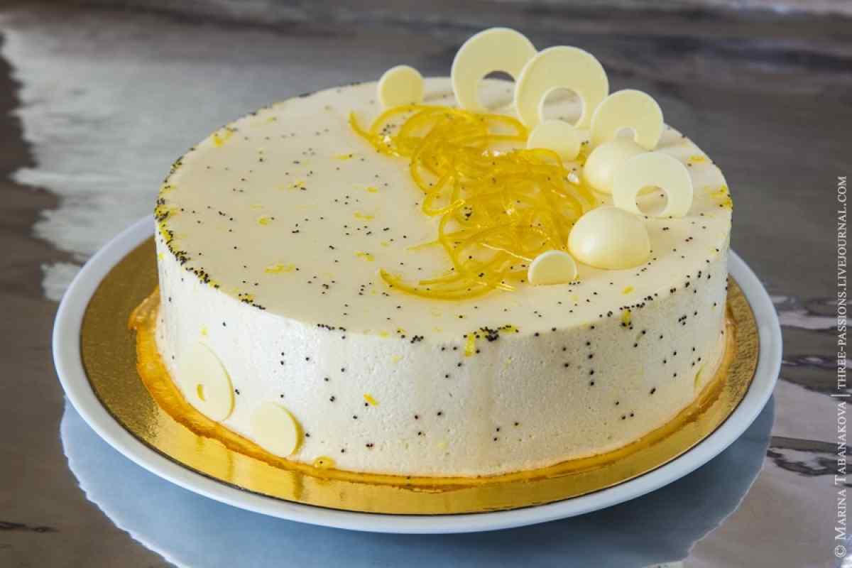 Торт в домашних условиях с лимоном. Маковый торт с лимонным курдом. Торт маковый бисквит лимонный курд. Торт Лимончелло лимонный курд. Украшение лимонного торта.