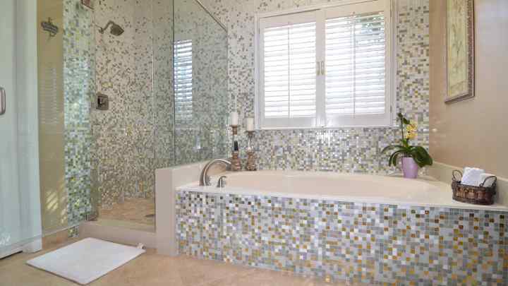 Як викласти мозаїку у ванній
