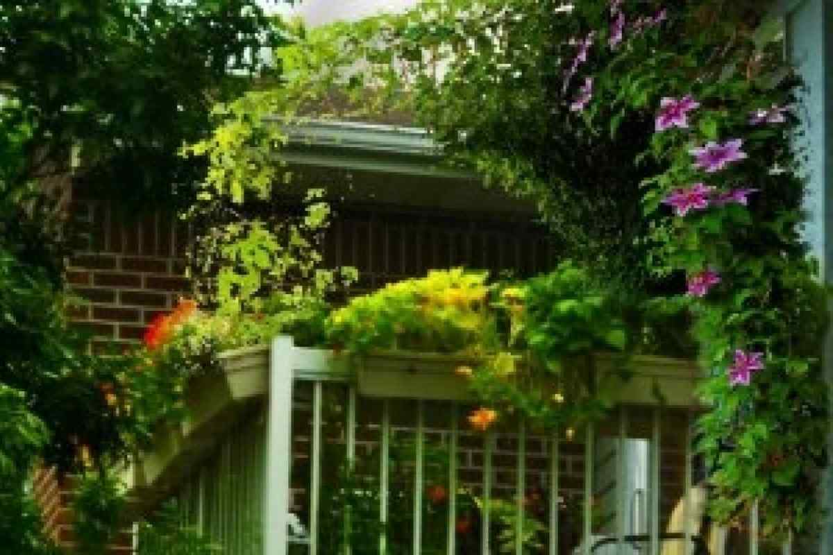 Як прикрасити неохайний балкон до літа