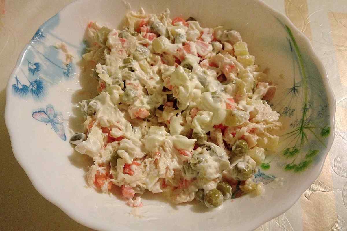 Як зробити смачний картопляний салат з майонезом і сметаною
