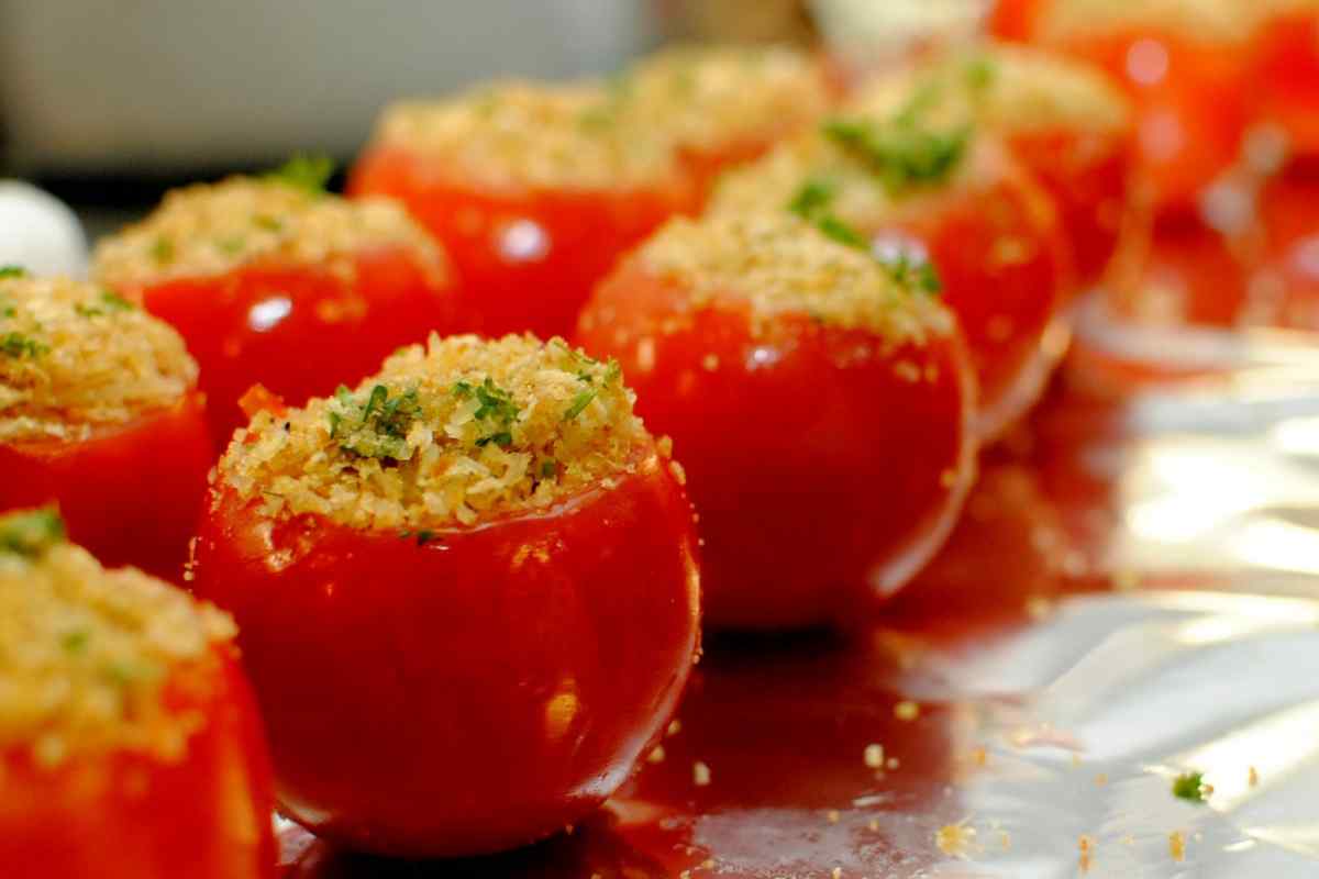 Як приготувати помідори, фаршировані зеленим горошком