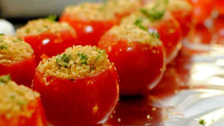Як приготувати помідори, фаршировані зеленим горошком