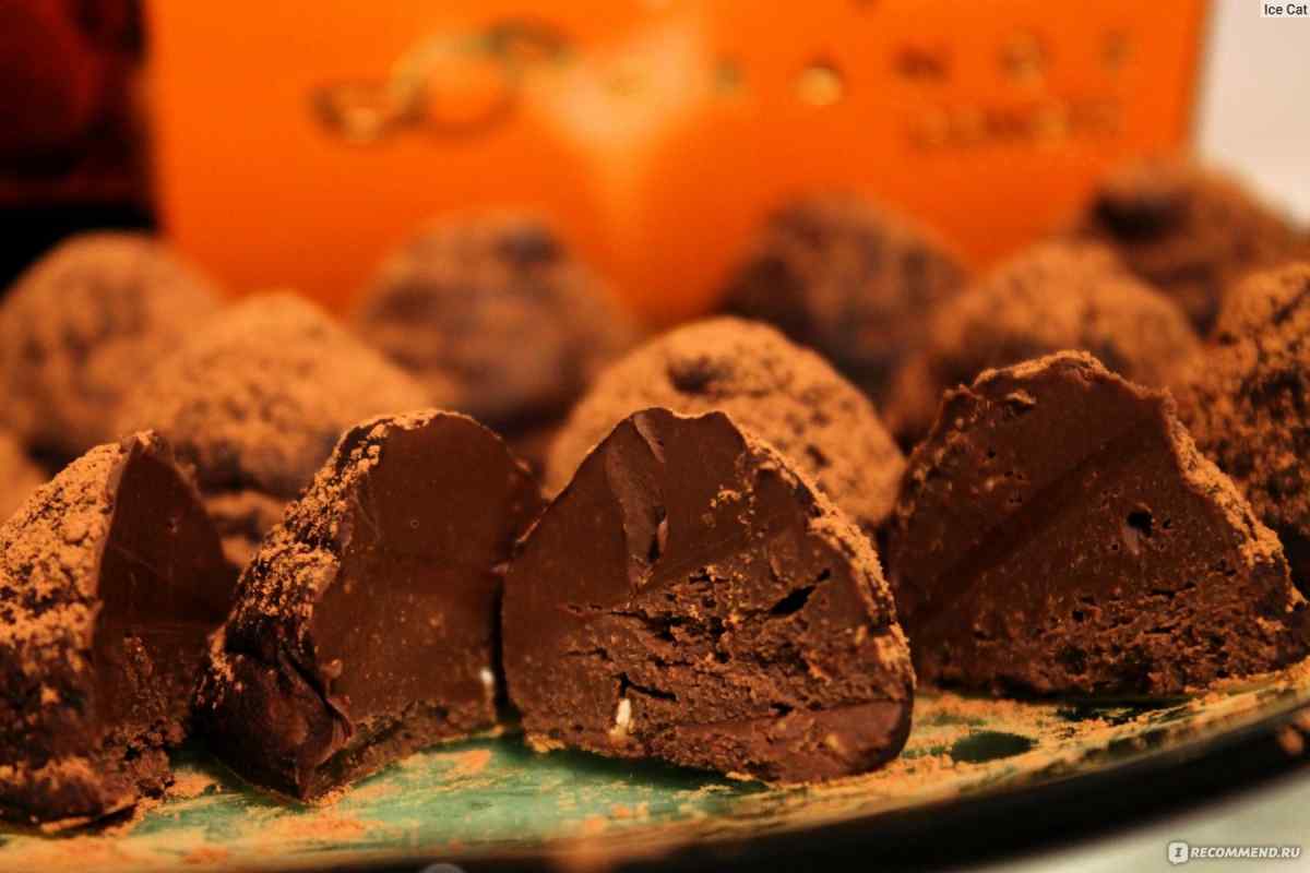 Шоколадні цукерки з мигдалем і цукатами