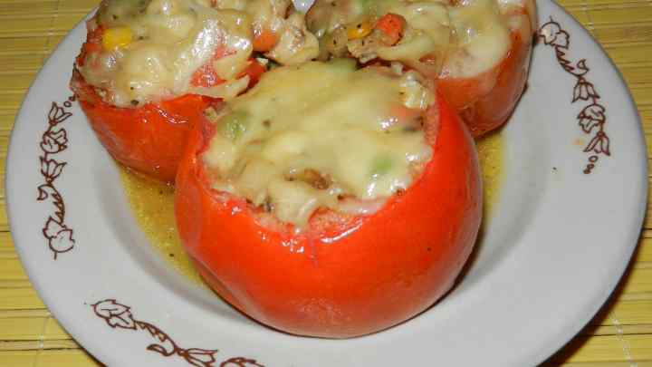Як приготувати помідори, фаршировані куркою