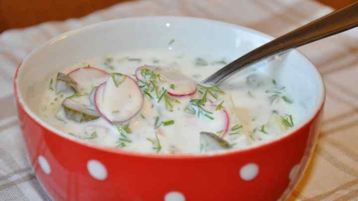 Як приготувати холодний суп з йогуртом, помідорами і базиліком