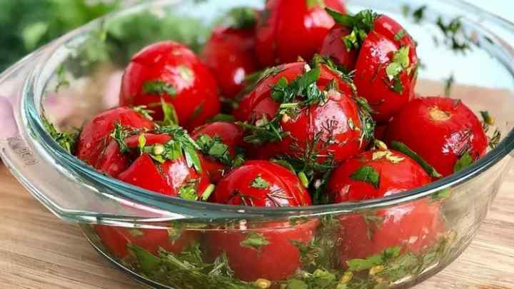 Швидкі малосольні помідори з часником і зеленню