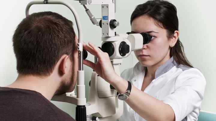 Як проходить огляд грудничків у окуліста
