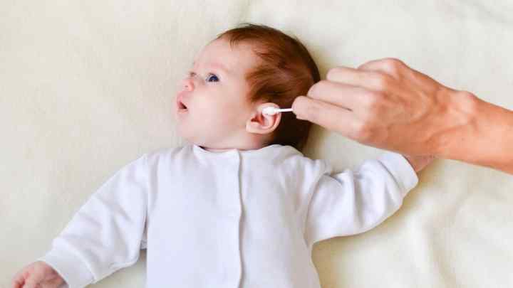 Як чистити вуха дитині